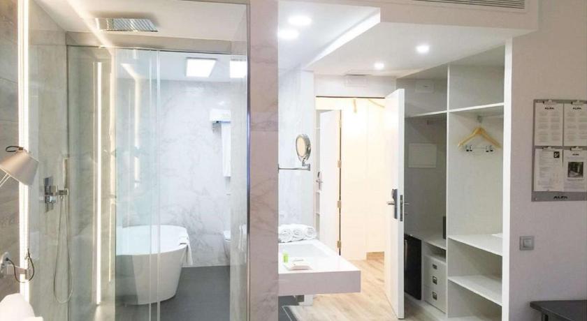 Image of 1 King Bed, Nonsmoking, Junior Suite, Air Conditioning 2