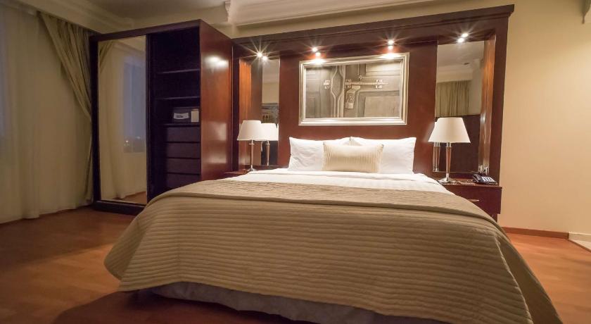 Image of Suite - 1 King Bed, Nonsmoking, Diplomatic Suite, Air Conditioning, Sitting Area, Ocean View 6