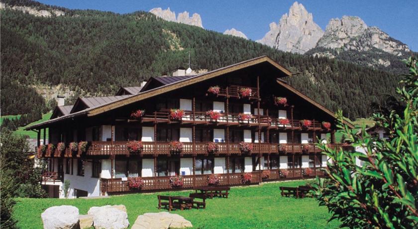 ポッツァ・ディ・ファッサ Residence Anda 4つ星 ホテル ロビー