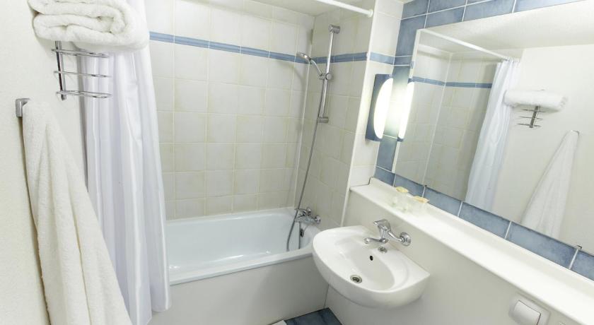 a bathroom with a sink, toilet and bathtub, Campanile Hotel And Restaurant Venlo in Venlo