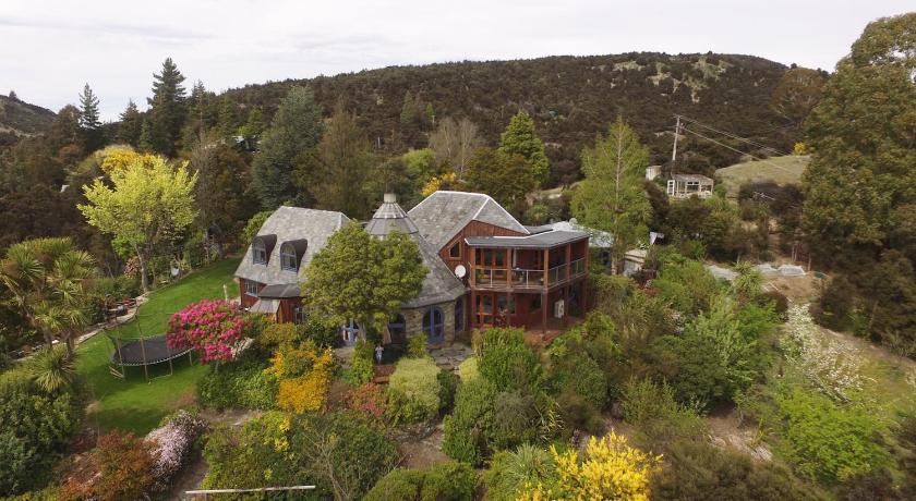 a large house with trees and shrubs, Kauri House Apartment in Wanaka
