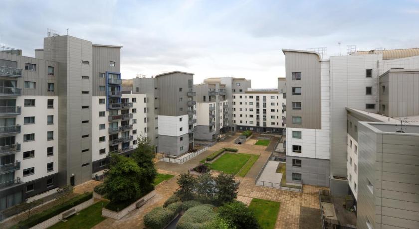 Stylish Garden View Apartment - image 2