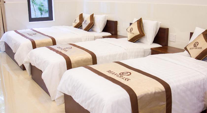 Image of Deluxe Family Room with 1 King Bed and 2 Single Beds 8