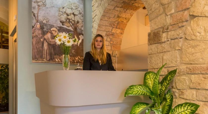 アッシジ Hotel Il Duomo 3つ星 ホテル ロビー