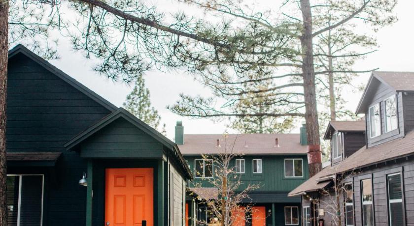 Entrance, Noon Lodge in Big Bear Lake (CA)