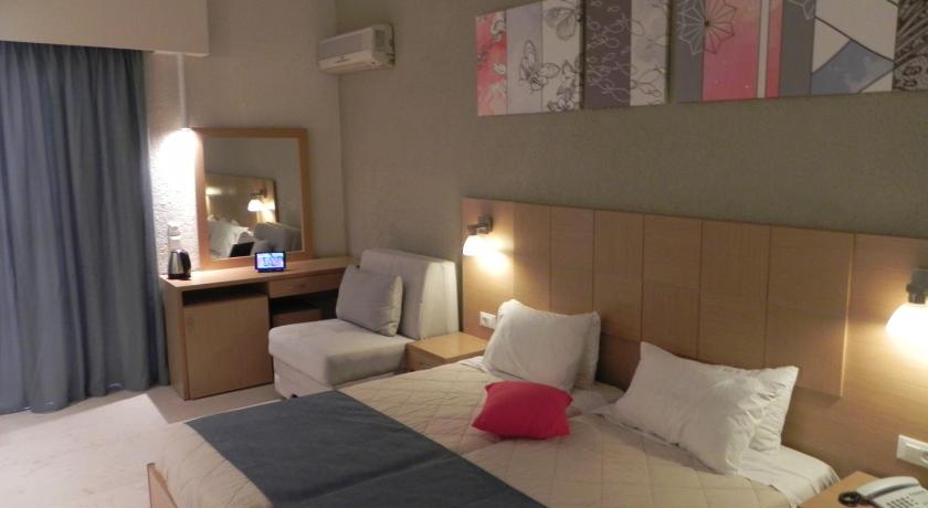 Hotel Cooee Albatros photo