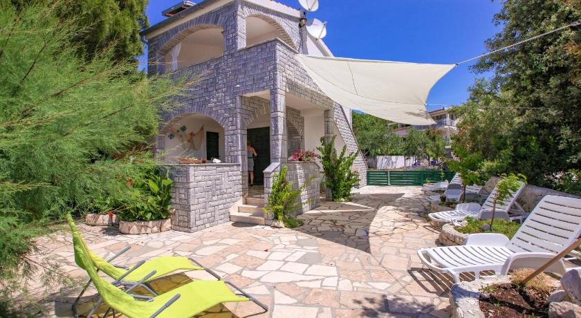 Apartments Erika — Hotel in Rogoznica