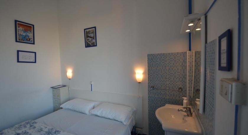 Фото: Economy Double or Twin Room with External Private Bathroom 1