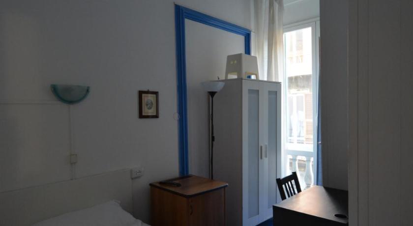 Фото: Двухместный номер эконом-класса (Economy Double Room) 4