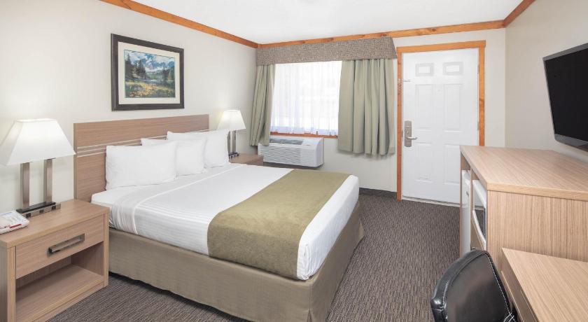 Travelodge by Wyndham Golden Sportsman Lodge