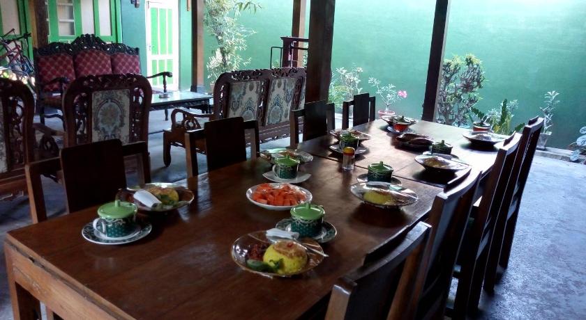 Image of Family Room 1