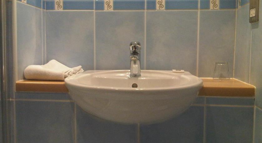 a white sink sitting under a mirror in a bathroom, Sky Lodge Perth in Scone