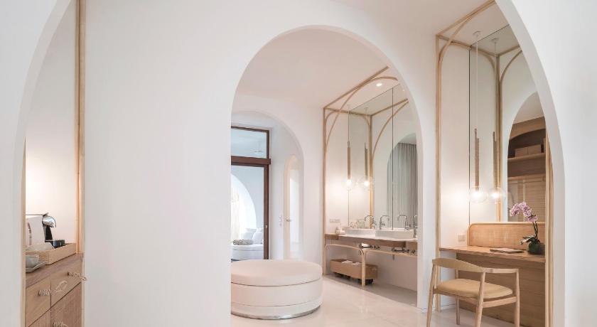 Image of Oceanfront Garden Pool Suite 5