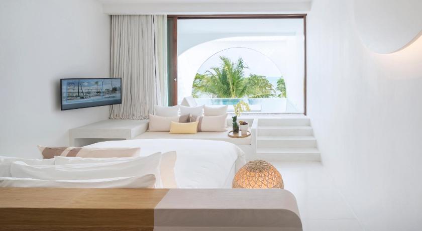 Image of Oceanfront Balcony Pool Suite 2