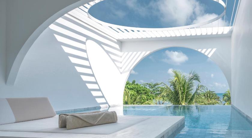 Image of Oceanfront Balcony Pool Suite 4