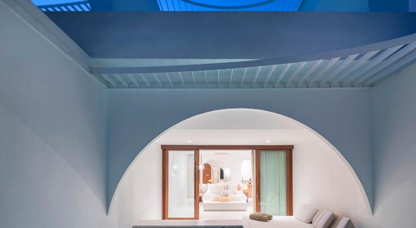 Image of Oceanfront Balcony Pool Suite 6