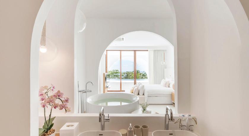 Image of Oceanfront One-bedroom Pool Suite 9