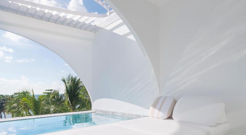 Image of Oceanfront One-bedroom Pool Suite 7