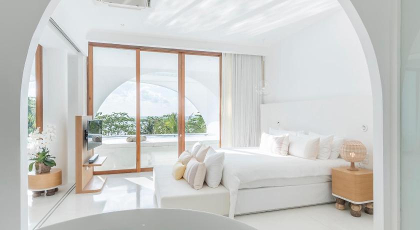 Image of Oceanfront One-bedroom Pool Suite 3