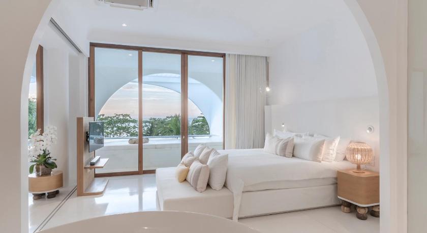 Image of Oceanfront One-bedroom Pool Suite 2