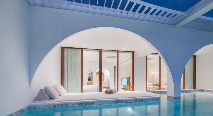 Image of Oceanfront One-bedroom Pool Suite 4