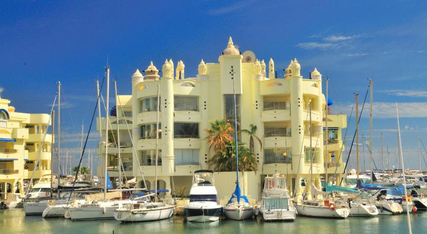 Capaldi Luxury Holiday Rentals Puerto Marina Benalmadena — Hotel in Benalmadena