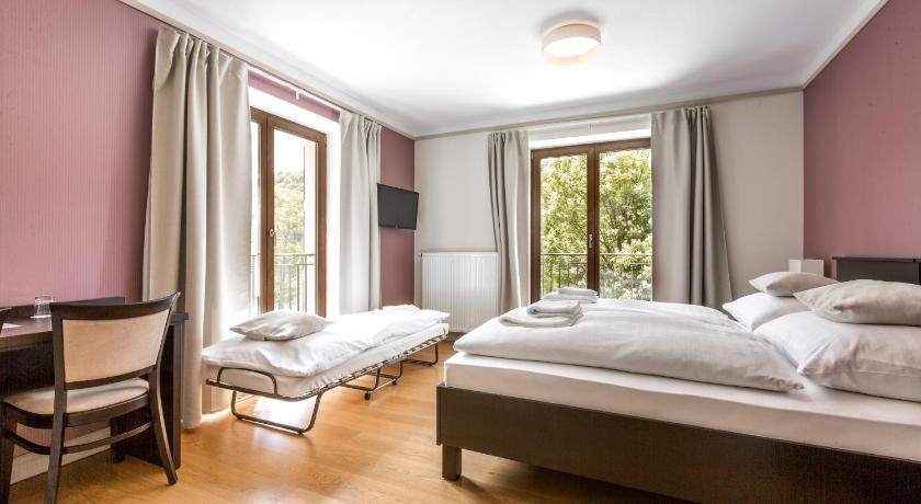 Hotel Mandat — Hotel in Hradištko