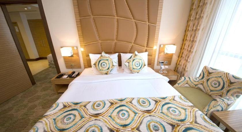 Image of Suite - 1 King Bed, Nonsmoking, Living Room 8