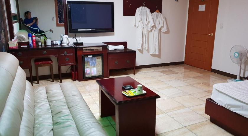 Plus Motel photo