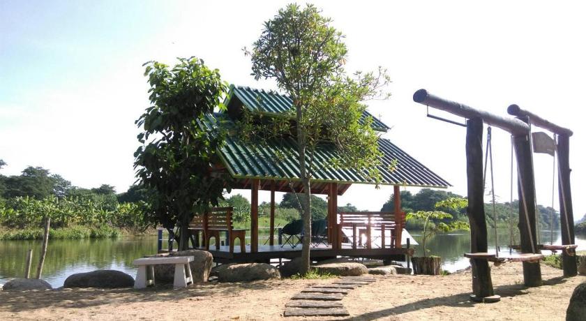 a large body of water surrounded by trees, Magmai Riverside Homestay in Tak