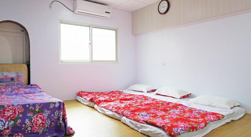 Image of Family Room with Shared Bathroom 0