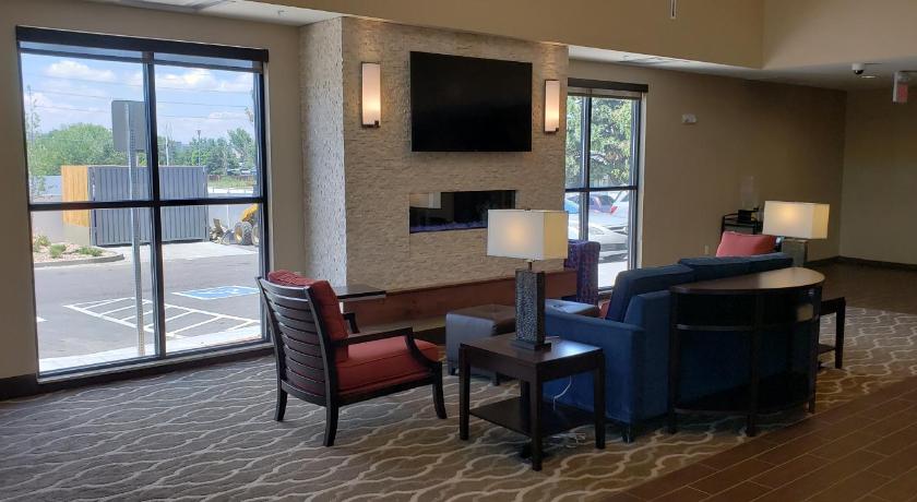 a living room filled with furniture and a large window, Comfort Suites Denver near Anschutz Medical Campus in Denver (CO)