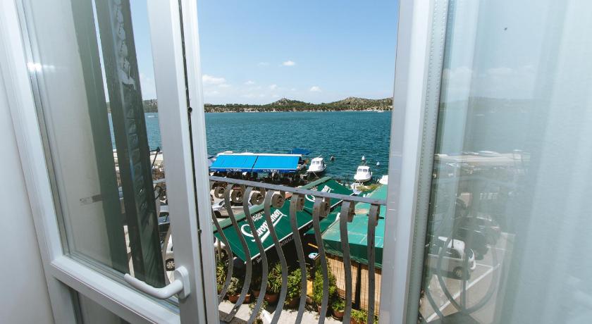Apartments and Rooms Ille — Hotel in Sibenik