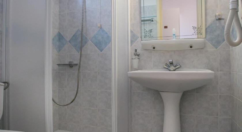 รูปของห้องมาตรฐานเตียงใหญ่หรือเตียงแฝดพร้อมวิวทะเล (Standard Double or Twin Room with Sea View) 2