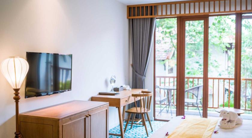 Image of Superior Double or Twin Room with Pool View 4