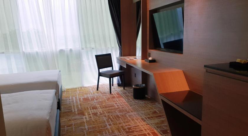 Image of Deluxe Twin 4