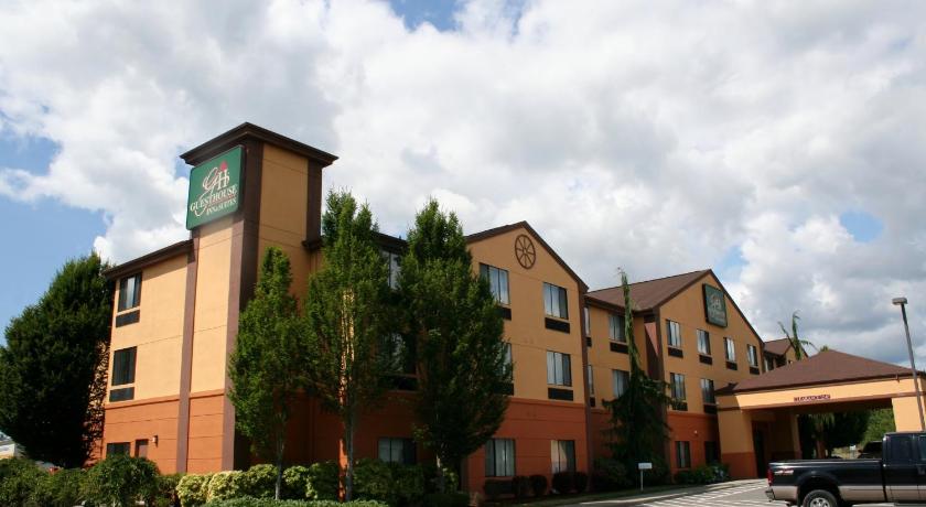 Evergreen Inn & Suites