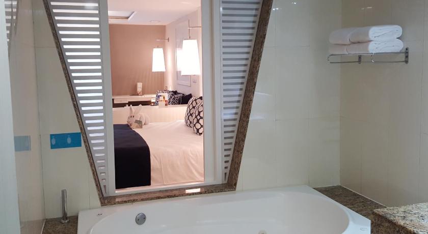 Image of Deluxe Junior Suite 9