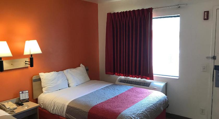 Motel 6-Des Moines, IA - North