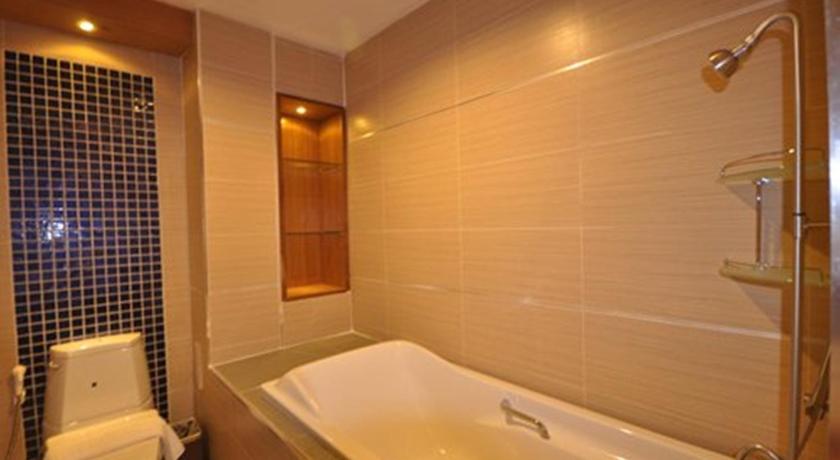 Image of Low Floor Deluxe Double Room 8