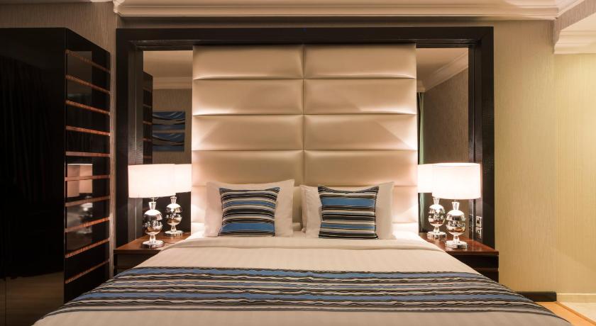 Image of Suite - 1 King Bed, Nonsmoking, Diplomatic Suite, Air Conditioning, Sitting Area, Ocean View 3