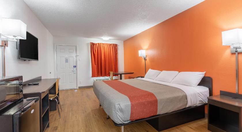 Motel 6-Bryan, TX - University Area