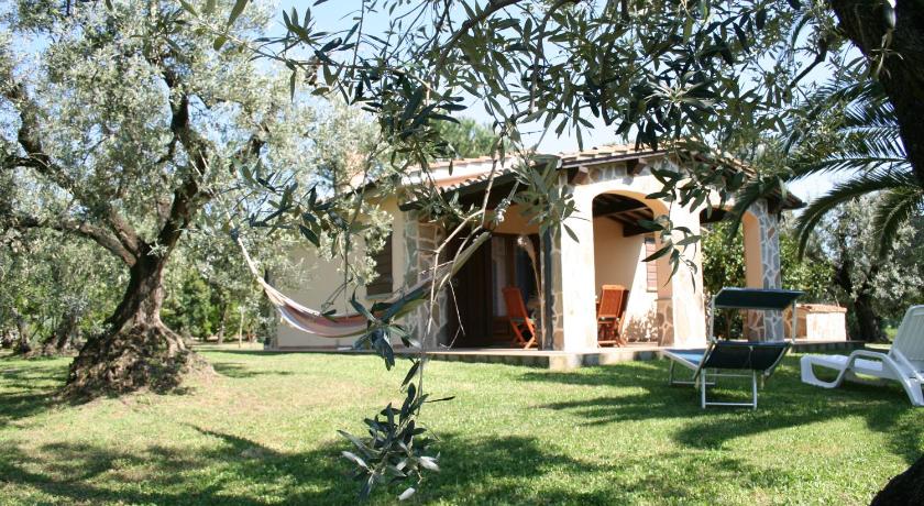 Casetta sulla Bolgherese immersa nel Verde