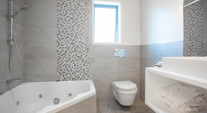 Image of Studio with Spa Bath 2