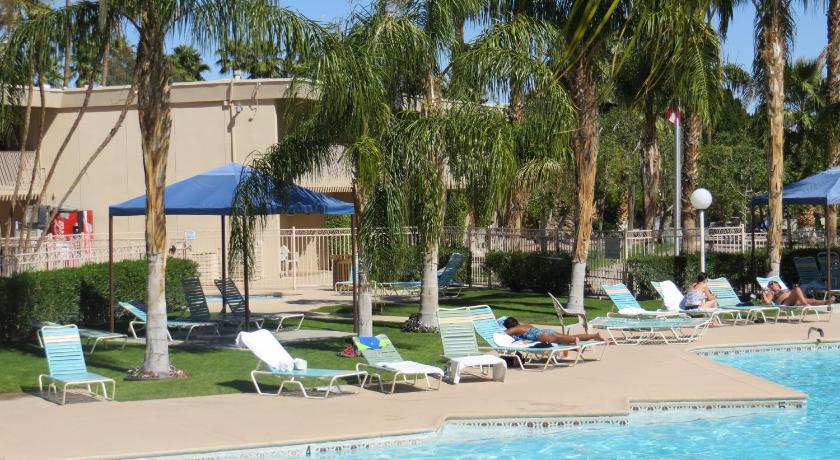 Days Inn by Wyndham Palm Springs photo