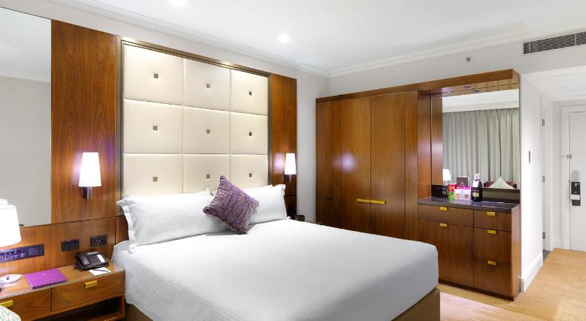 Image of Deluxe King Room with Club Lounge Access 4