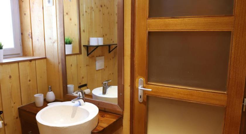 a bathroom with a sink, toilet and tub, Les Appartements de la Victoire, Centre-ville, Possibilite Parking GRATUIT in Bordeaux
