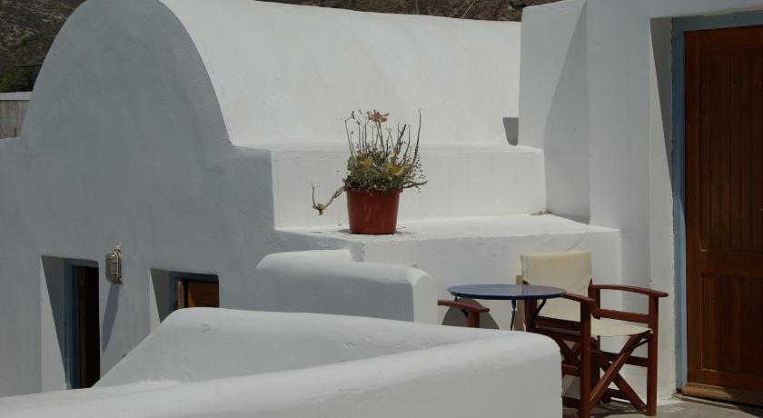 Akrotiri Hotel