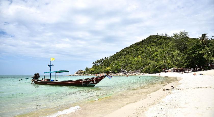 a small boat on a beach near the ocean, Haad Khuad Resort in Ko Pha-ngan