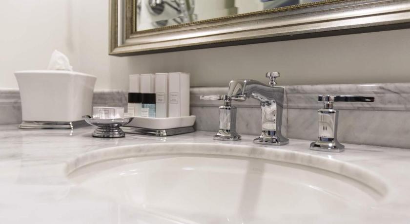 Image of Luxury Suite 16